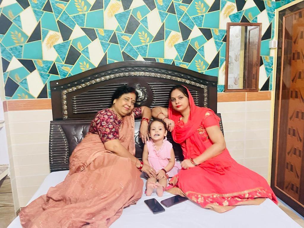 Maa Gauri Paying